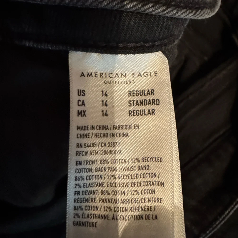 American Eagle Mom Jeans Size 14 High‎ Rise Straight Leg Distressed Essential